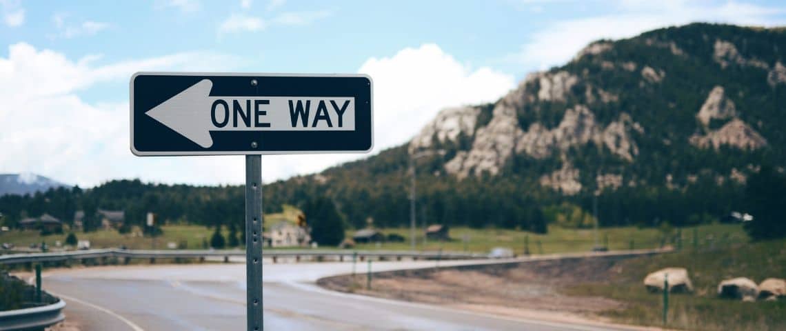 Les six inspirations qui émergent de la communication en 2020/2021 Un panneau - one way - devant une montagne