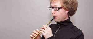 Un homme en tain de jouer du pipeau