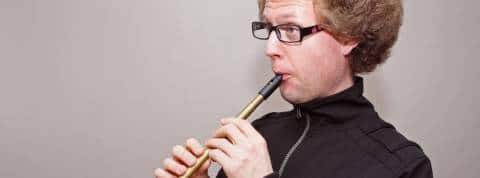 Vinted est accusée de pratique commerciale trompeuse Un homme en tain de jouer du pipeau