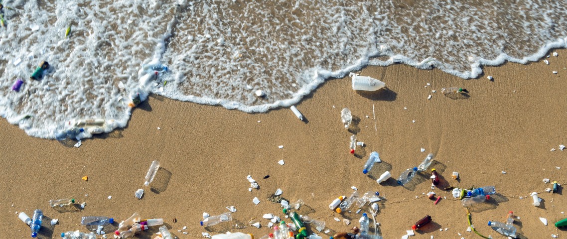 Des microrobots pour nettoyer les océans Des déchets plastiques sur une plage au bord de l'eau