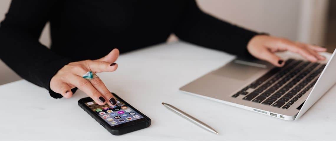 Publicité solidaire : Bouygues Telecom valorise ses engagements contre l'exclusion numérique avec Goodeed et tf1 pub Main d'une femme avec un ordinateur et un téléphone portable