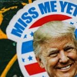 Sticker de Donald Trump avec le texte "Miss me yet" (je vous manque déjà?)