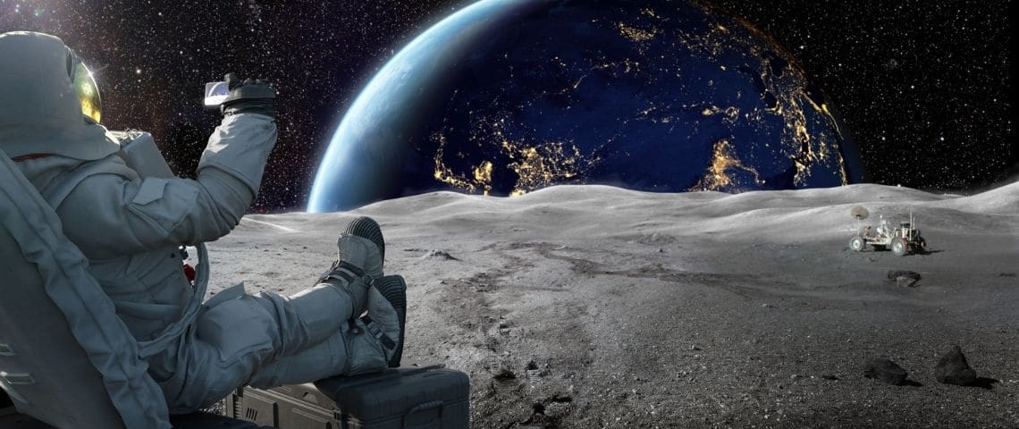 Pourquoi Thomas Pesquet attire-t-il autant les marques ? Un spationaute en train de prendre un selfie sur la Lune