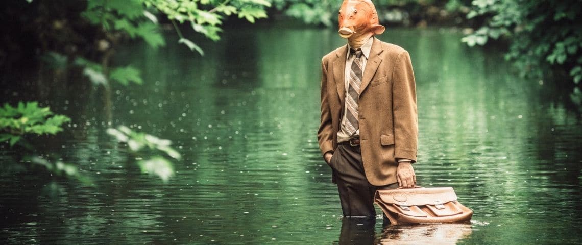 Une entreprise fait croire à un faux bonus pour sensibiliser ses équipes au fishing Un home-poisson en costume debout dans l'eau