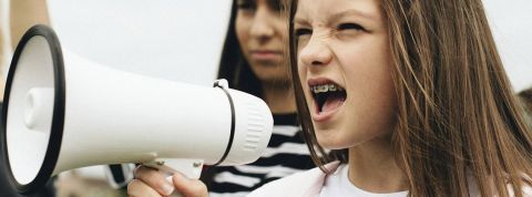 Rawpixel Jeune fille portant des bagues crie ans un mégaphone