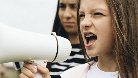 Rawpixel Jeune fille portant des bagues crie ans un mégaphone