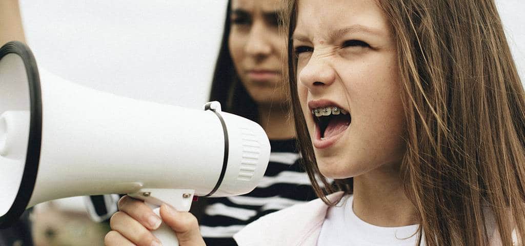 Rawpixel Jeune fille portant des bagues crie ans un mégaphone