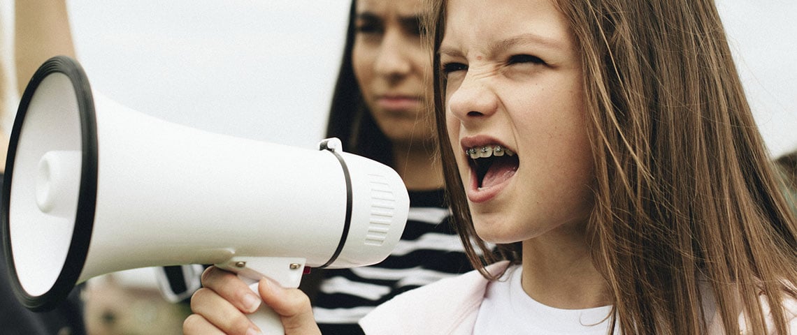 Rawpixel Jeune fille portant des bagues crie ans un mégaphone