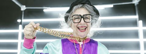 Pourquoi la mode doit s'intéresser aux seniors Une dame âgée dans un survêtement avec une chaîne en or