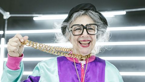 Une dame âgée dans un survêtement avec une chaîne en or