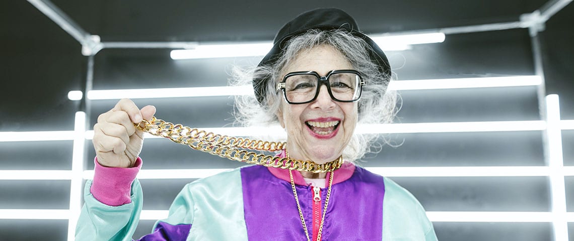 Pourquoi la mode doit s'intéresser aux seniors Une dame âgée dans un survêtement avec une chaîne en or