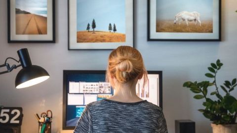 Comment rédiger des spécifications fonctionnelles pour un site web Une femme devant un ordinateur