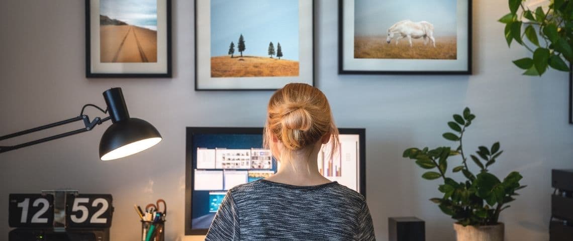 Comment rédiger des spécifications fonctionnelles pour un site web Une femme devant un ordinateur