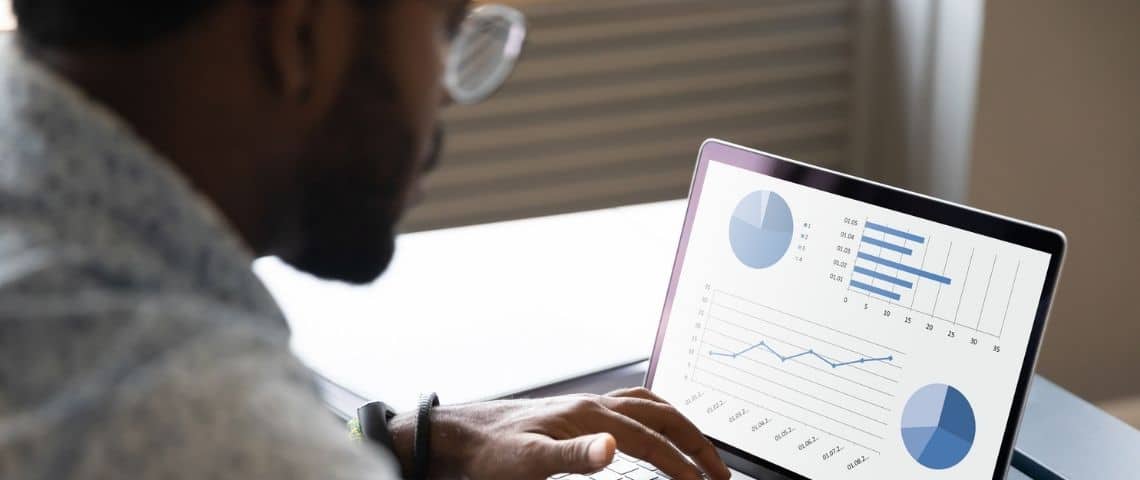 Doc Marketing devient L’ADN Data, une solution intuitive et des données accessibles et qualifiées Un homme sur un ordinateur