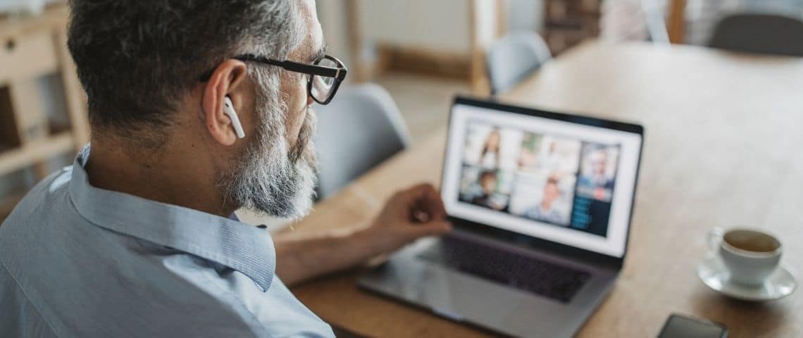 SEO & Podcasts : On fait le point sur les résultats de recherche audio dans Google Un homme devant son ordi