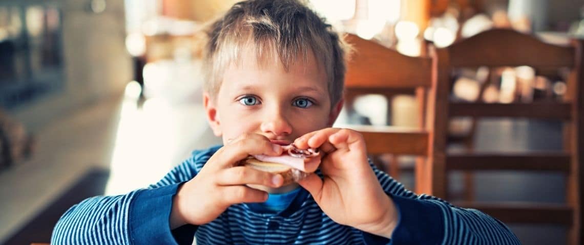 Le design full stack, de la compréhension du consommateur au résultat final. Le Cas Herta un enfant qui mange du jambon
