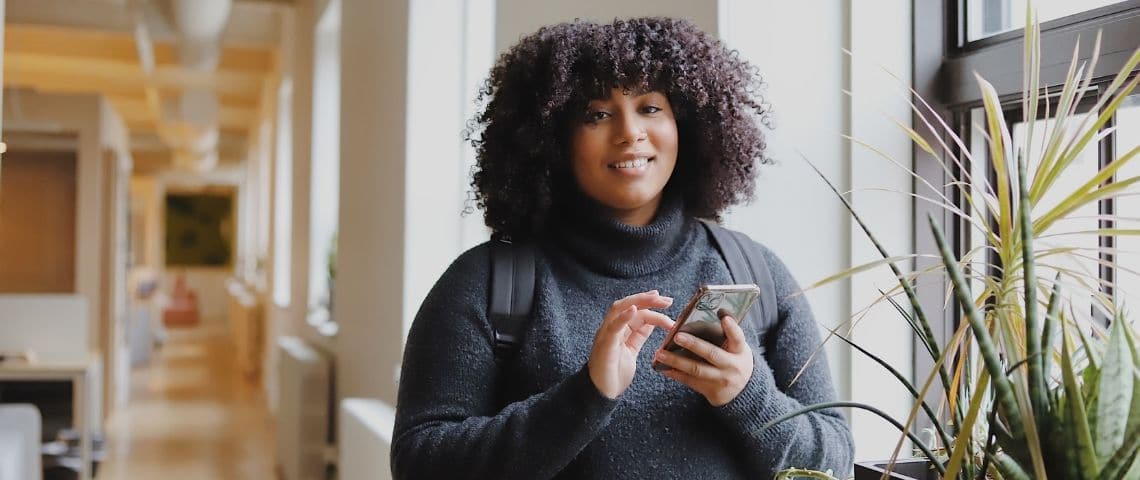 leboncoin-jeune-jeunesse-emploi-aide-financiere-restaurons-les-etudiants-durablement Une jeune femme sourit