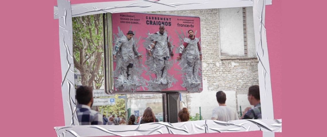 carrement-craignos-france-tv-mullenlowe-france-serie-televisé-communication-Jean-Pascal-Zadi Des hommes scotchés à un panneau publicitaire (humour)