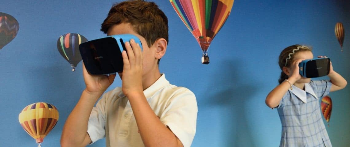 snapchat-atomic-digital-design-digital-realite-augmentee-attractions-du-jardin-dacclimatation des enfants avec un masque de réalité virtuelle - un garçon et une fille