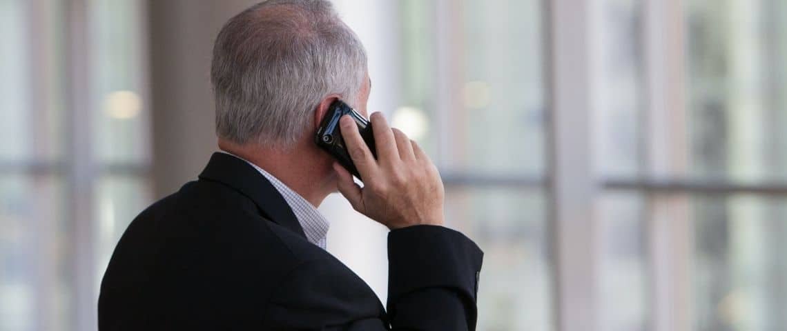 aircall-levee-de-fonds-investissement-service-telephonique-licorne-télécommunication-entreprises Un homme au téléphone. Il est en costume. Bureau