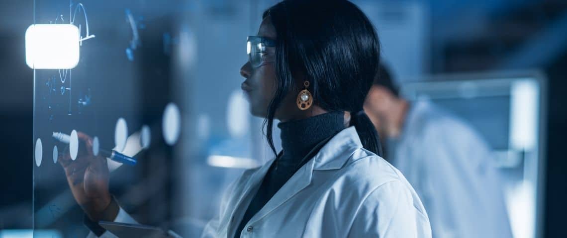 Comment travaillerons-nous demain ? Une femme travaille dans un labo