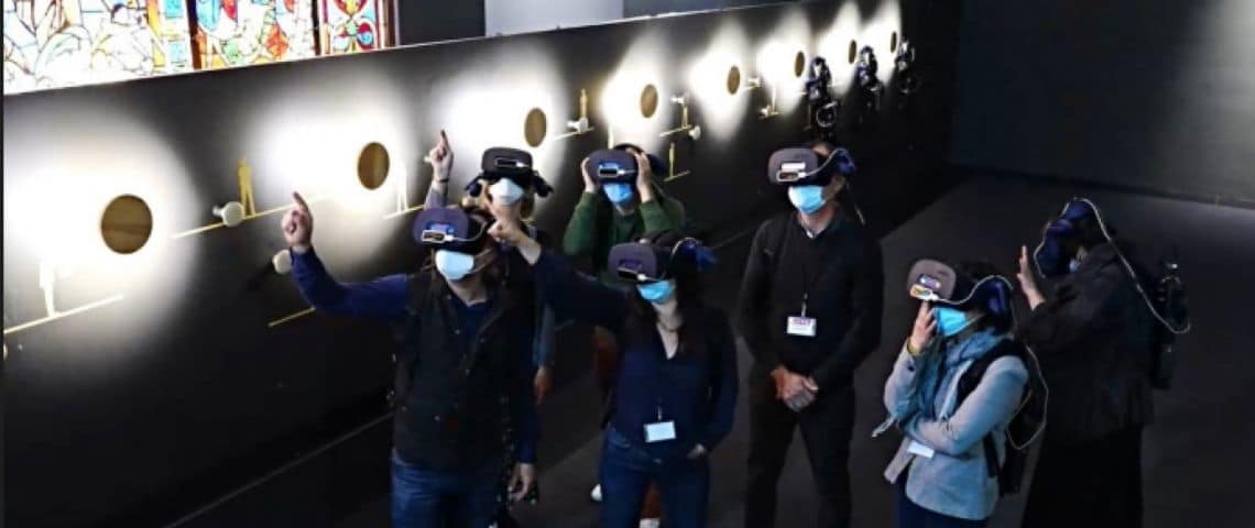 dassault-systemes-decouverte-de-la-grotte-de-lascaux-en-realite-virtuelle-technologies-culture-histoire Des femmes et des hommes avec des casques de réalité virtuelle