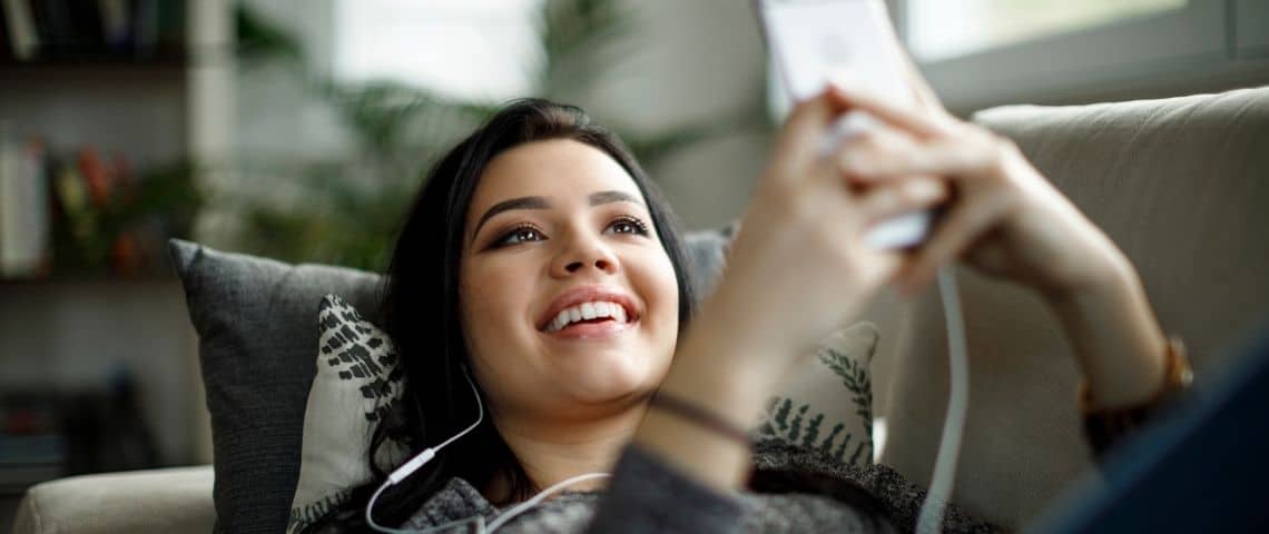 E-commerce : comment exploiter la force des social ads en 2021 une femme sur son téléphone