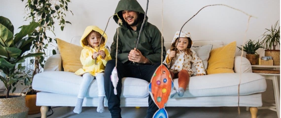 Mobilité et voyage : les tendances à surveiller post-Covid Un papa qui joue avec ses filles