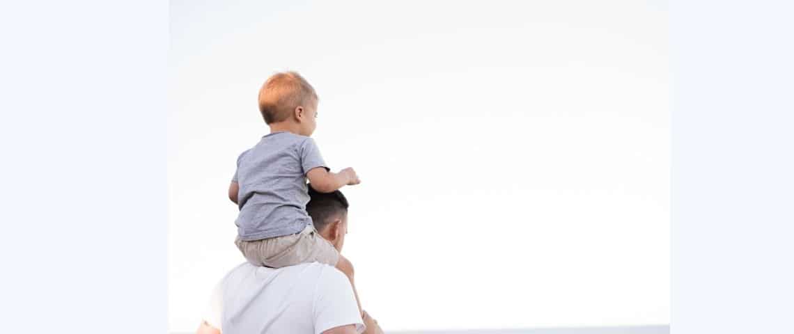 planete-oui-conge-deuxieme-parent-obligatoire-maternite-egalite-homme-femmes Un homme et un petit garçon sur ses épaules