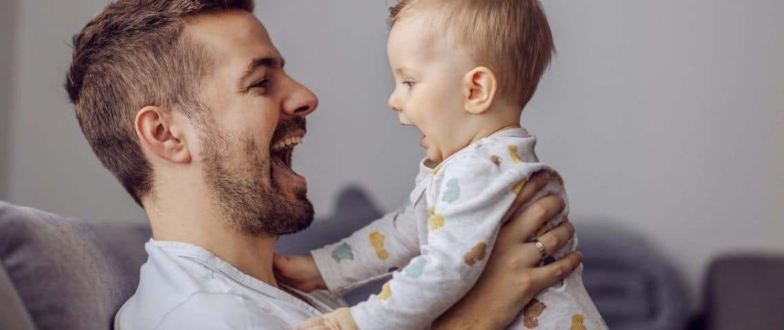 Marketing d’influence : quatre conseils pour séduire la cible des parents Un papa avec son bébé