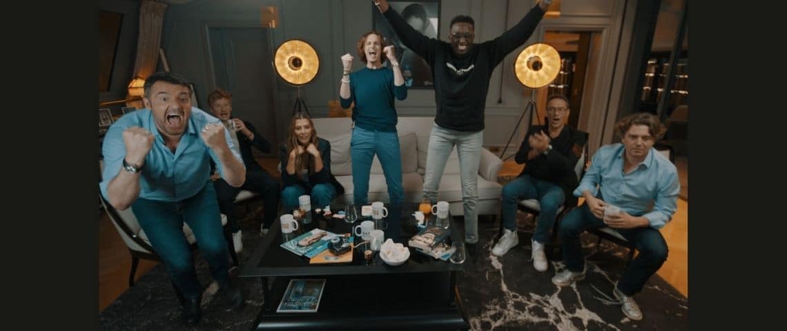 SPOA accompagne BarrièreBet la nouvelle marque de paris sportifs du groupe Barrière, avec une opération digitale inédite diffusée en plusieurs épisodes : Football Palace. Groupe de supporter devant un match de foot