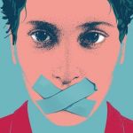 Une femme avec la bouche scotchée