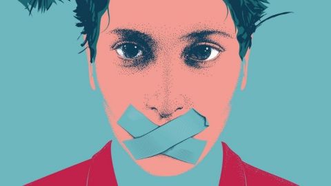 Une femme avec la bouche scotchée