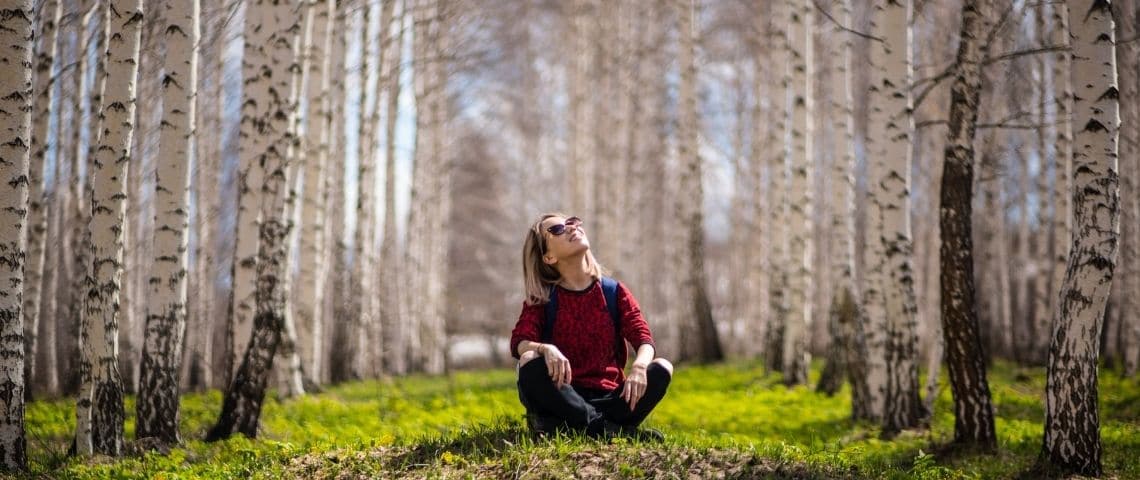 Allianz France lance un podcast aux codes pop et au ton décalé pour aborder les grands sujets sociétaux et environnementaux jeune femme assise dans l'herbe regardant le ciel