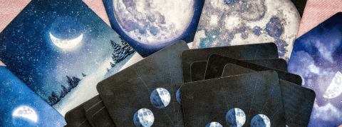 astrologie-argent-tiktok-finance Des cartes de tarot sur une table rose