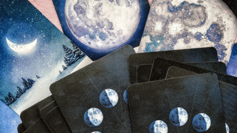 astrologie-argent-tiktok-finance Des cartes de tarot sur une table rose