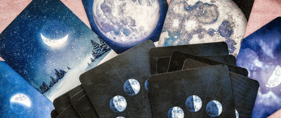 astrologie-argent-tiktok-finance Des cartes de tarot sur une table rose