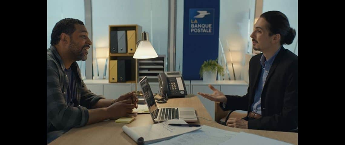 La Banque Postale lance « Parlons citoyens » une vaste consultation auprès de tous les Français pour inventer la banque de demain Deux assis à un bureau, l'un en face de l'autre