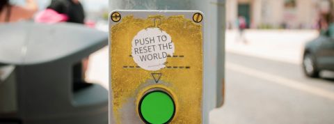 Project Liberty, le projet de Franck McCourt pour réinitialiser le web Un bouton - reset the world - dans une rue