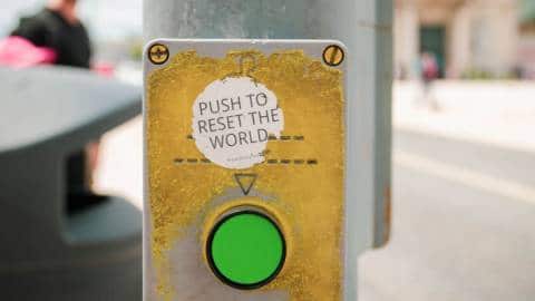 Un bouton  - reset the world -  dans une rue