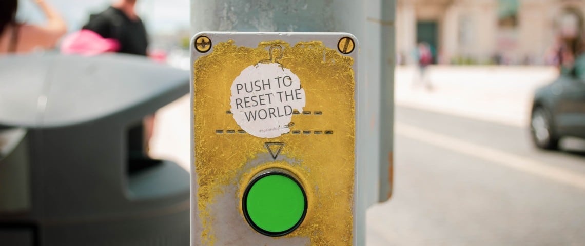 Project Liberty, le projet de Franck McCourt pour réinitialiser le web Un bouton - reset the world - dans une rue