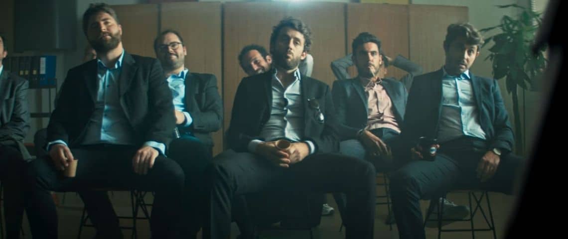 L'agence Buzzman signe la dernière campagne de B&B Hotels Hommes assis dans une salle en costume