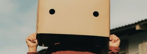 Ma vie en mode abonnement : petits tracas et gros pièges Une femme tient un gros carton sur sa tête