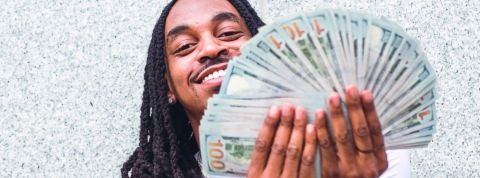 C'est quoi, le crowdinvesting ? Un homme en train de tenir une liasse de billets