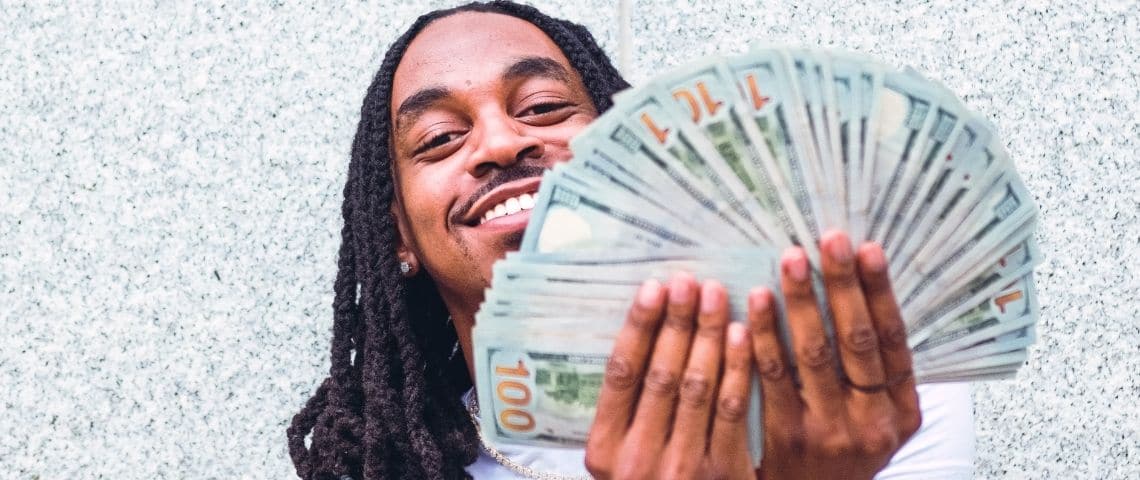 C'est quoi, le crowdinvesting ? Un homme en train de tenir une liasse de billets