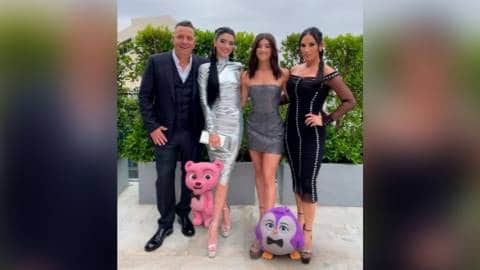 La famille D'Amelio en train de poser avec deux personnages de cartoon