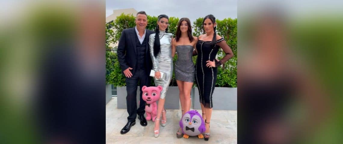 Comment la famille D'Amelio se crée un empire La famille D'Amelio en train de poser avec deux personnages de cartoon