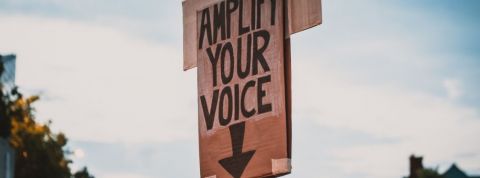 Comment créer une démocratie participative ? un panneau qui invite les gens à prendre la parole