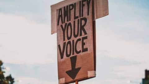 un panneau qui invite les gens à prendre la parole