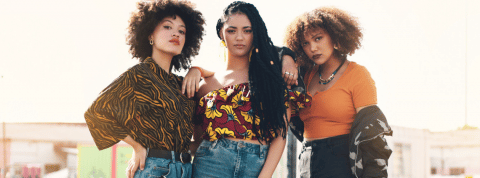 Etsy achète Depop, la plateforme de mode de seconde main préférée des Z Trois jeunes femmes dans de stenues colorées